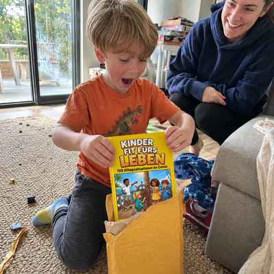 Illustrative Szene: ein Kind packt das deutsche Comicbuch aus